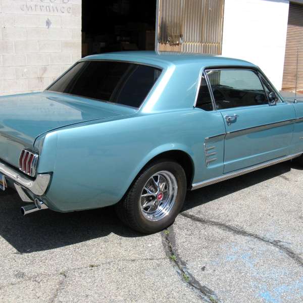 IMPORT Ford Mustang 1966  motors v8