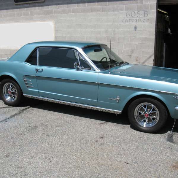 IMPORT Ford Mustang 1966  motors v8