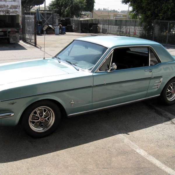 IMPORT Ford Mustang 1966  motors v8